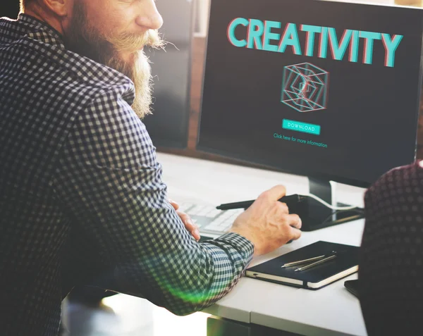 Affärsman som arbetar på dator med kreativitet — Stockfoto