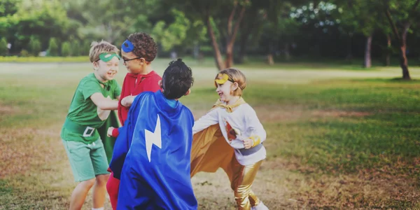 Дети в костюмах супергероев — стоковое фото