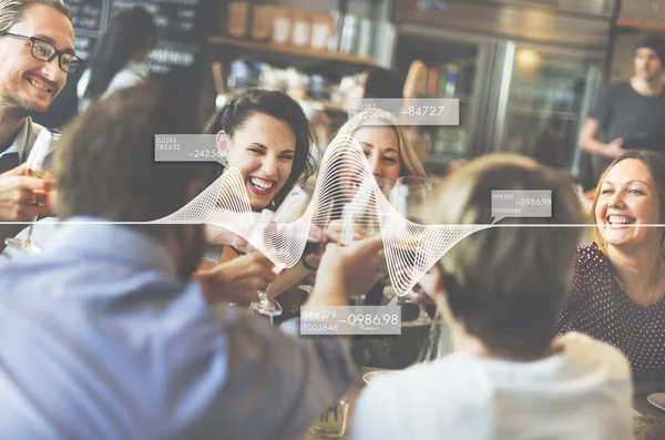 Beste vrienden drinken samen — Stockfoto