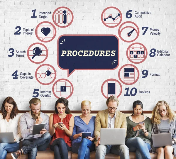 Mensen zitten met apparaten en procedures — Stockfoto