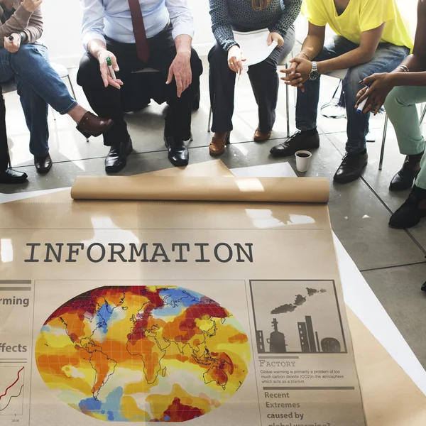 Mensen boven de poster met informatie — Stockfoto