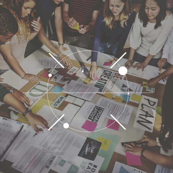 Étudiants brainstorming à la table du lieu de travail — Photo