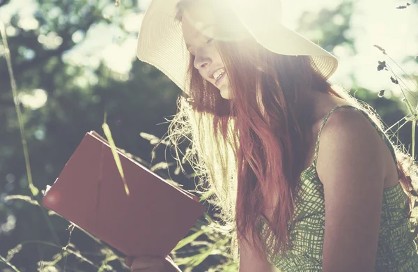 Mujer Relájate en la naturaleza — Foto de Stock