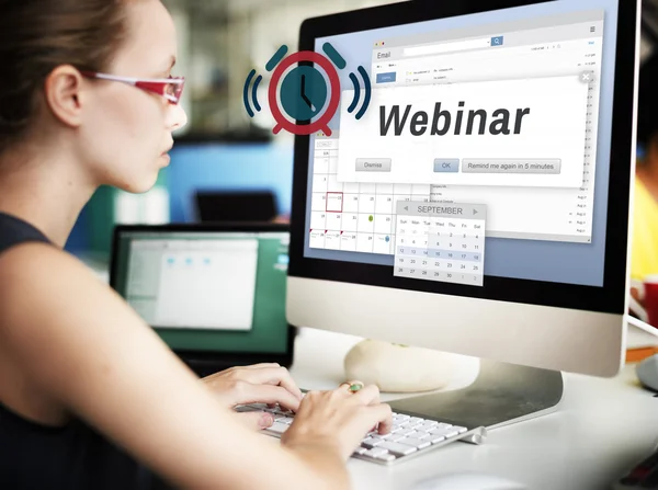 ウェビナーを使用してコンピューターに取り組んでいる実業家 — ストック写真