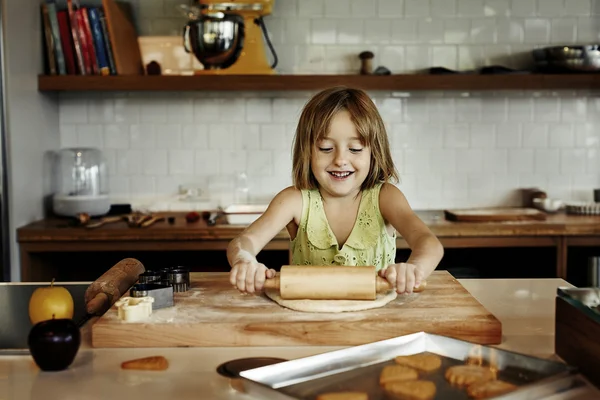 Malá holčička v kuchyni — Stock fotografie