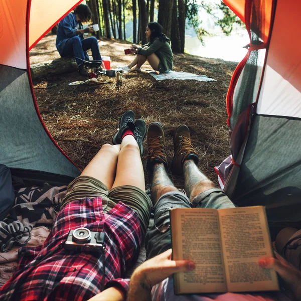 Vrienden ontspannen in de tent — Stockfoto