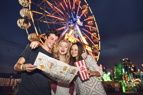 Amigos se divierten en Parque de Atracciones —  Fotos de Stock