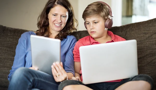 Madre con Hijo y gadgets digitales — Foto de Stock