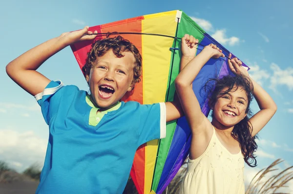 Fröhliche Kinder spielen mit Drachen — Stockfoto