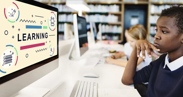 Crianças estudando com computador — Fotografia de Stock