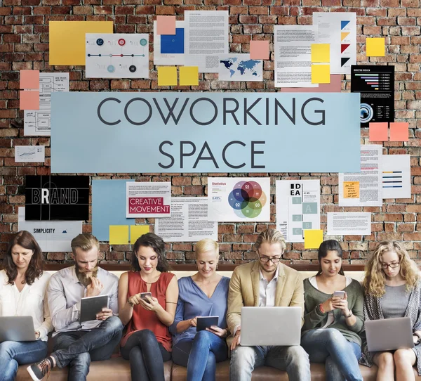 Oamenii stau cu dispozitive și spațiu de coworking — Fotografie, imagine de stoc