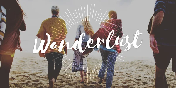 Happy vrienden uitgevoerd op het strand — Stockfoto
