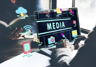 laptop ile çalışan kişi