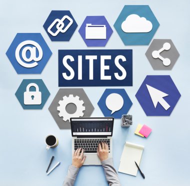 laptop ile çalışan kişi 