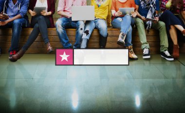 dijital cihazlar olan öğrenciler