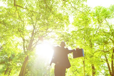 mutlu işadamı açık havada