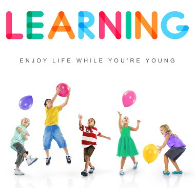 Çocuklar balonlarla oynuyor