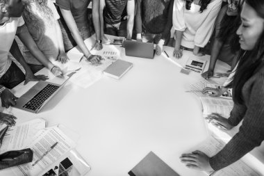 Öğrenci çalışma masasında çeşitlilik grubu