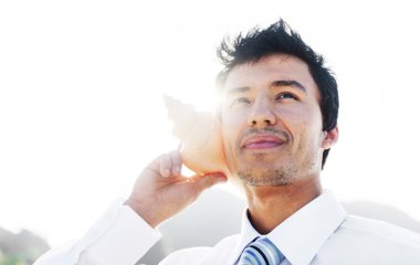 İşadamı ile deniz hayvanı kabuğu