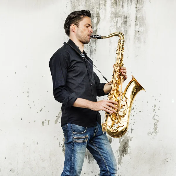 Músico bonito com saxofone — Fotografia de Stock