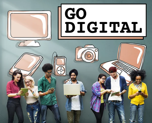 Studenter med digitalt utstyr – stockfoto