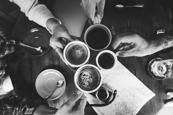 Друзья пьют кофе в баре — стоковое фото