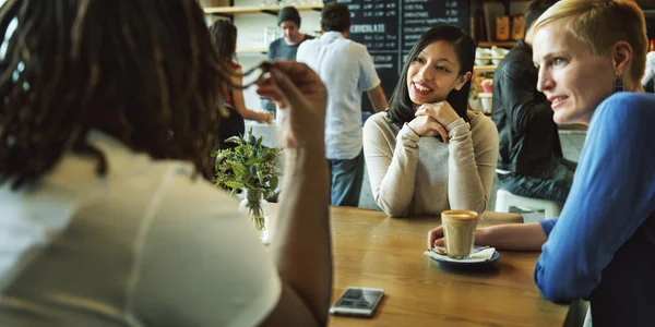 Mujeres amigas hablando en la cafetería — Foto de Stock