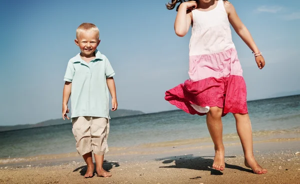 Щасливі діти на пляжі — стокове фото