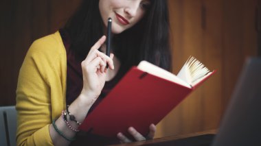 Defterde yazan kadın