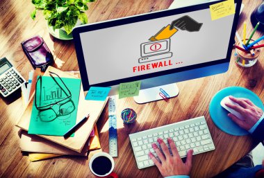 Bilgisayar kullanan adam