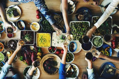 farklı insanlar yemek yiyorsunuz