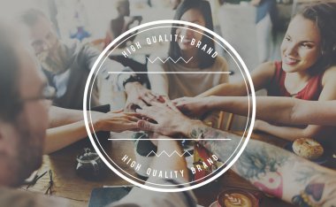 Mutlu arkadaş el sıkışan