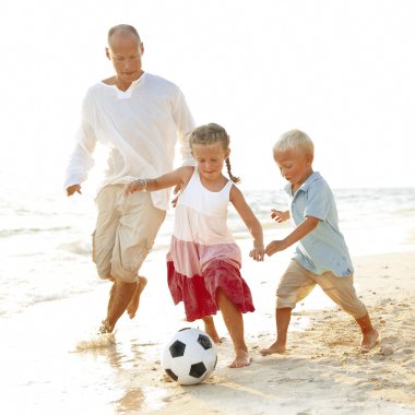 Mutlu aile Plajı'nda çocuklarla