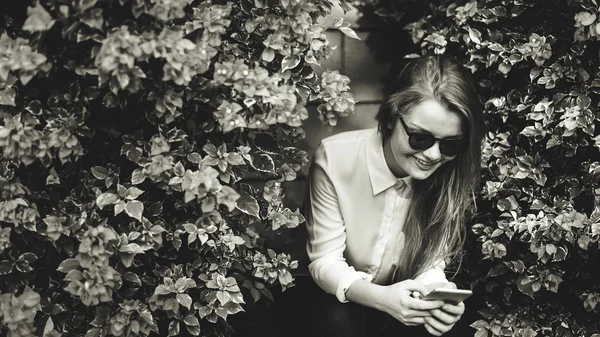 Beautiful girl browsing mobile — Stock Photo, Image