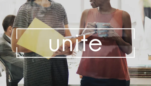 Vrouwelijke ondernemers praten en Unite — Stockfoto