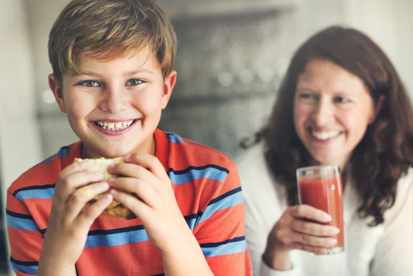 Madre e hijo comiendo y bebiendo — Foto de Stock