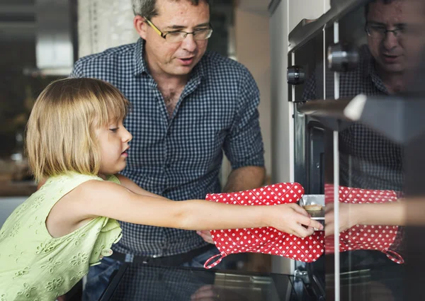 Père avec fille dans la cuisine — Photo