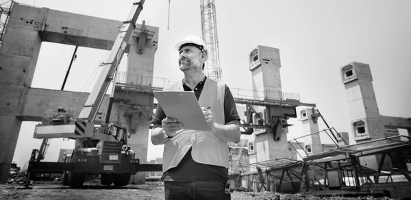 Trabalhador da construção olhando para o plano de negócios — Fotografia de Stock