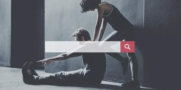 Sportovní dvojice dělá protahovací cvičení — Stock fotografie