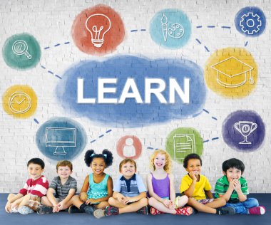 Çeşitlilik çocuk birlikte oturan