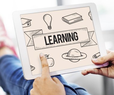 Tablet kullanan kadın