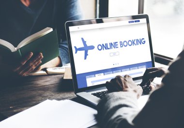 laptop ile çalışan kişi