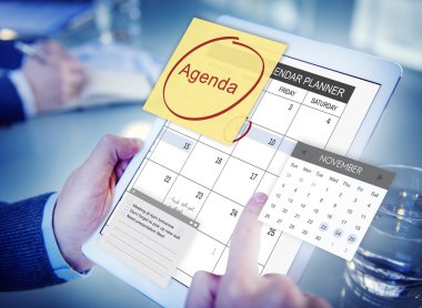 Tablet kullanan adam 