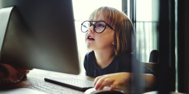 bilgisayar ile oynayan kız