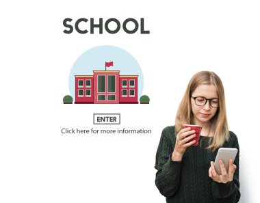 Kahve içme ve telefonla arayan kız