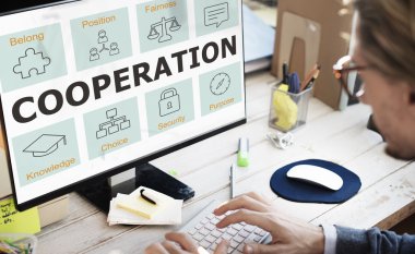 Ofiste çalışan bilgisayar adamla