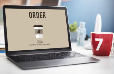 masada dizüstü ve kırmızı kupa