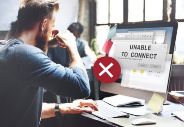 bilgisayarda çalışan adam  