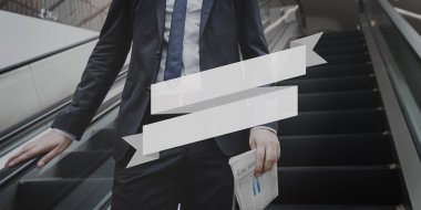  Arka planda yürüyen merdiven üzerinde işadamı