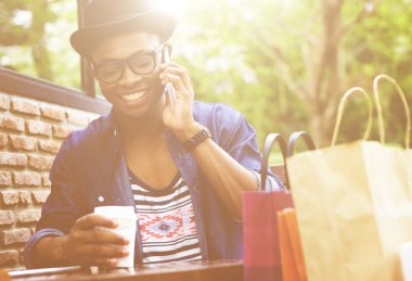 alışveriş sonra telefonda konuşan adam